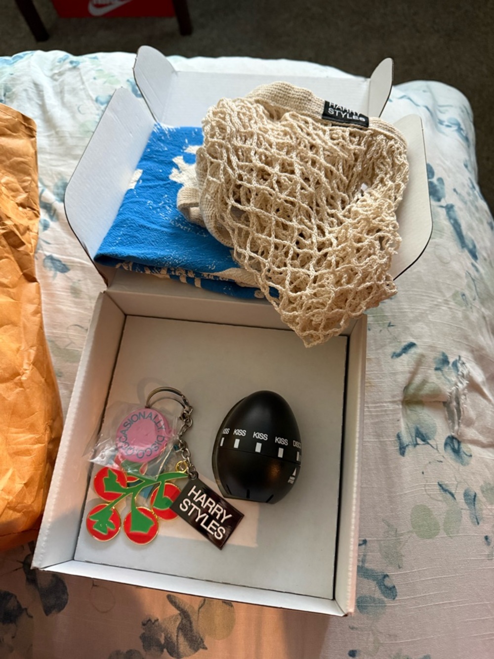 Harry styles pomodoro box set includes everything - Picture 3 of 5